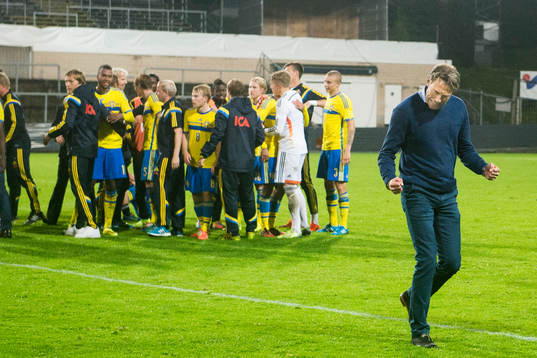 Sveriges förbundskapten Håkan Ericson (th) och spelare