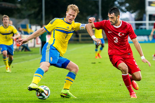 Sveriges Oscar Hiljemark och Turkiets Ugur Ciftci