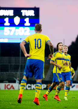 Sveriges Kristoffer Olsson (m) jublar