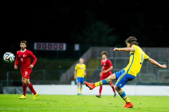 Sveriges Kristoffer Olsson skjuter in 2-1