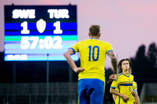 Sveriges Kristoffer Olsson (m) jublar