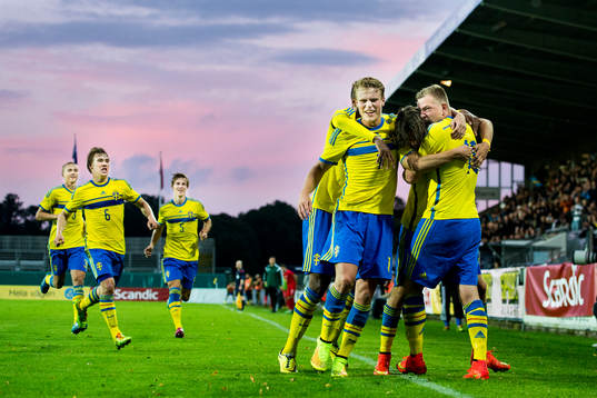 Sveriges John Guidetti (th) och Oscar Hiljemark (m) kramar
