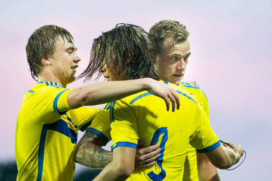 Sveriges Kristoffer Olsson (m) kramas om av Simon Tibbling