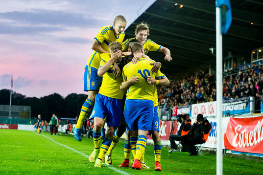 Sveriges Sebastian Holmén och Emil Krafth jublar med