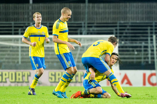 Sveriges Kristoffer Olsson (th) jublar