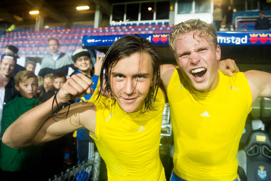 Sveriges Kristoffer Olsson (tv) som gjorde hattrick och