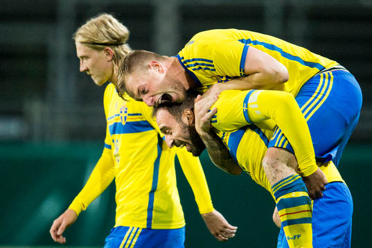 Sveriges John Guidetti och Abdul Khalili jublar
