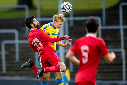 Turkiets Muhammet Demir och Sveriges Oscar Hiljemark