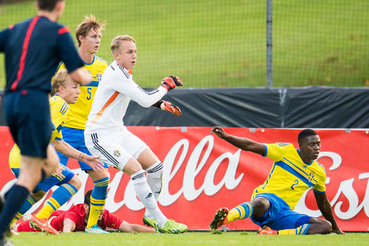 Sveriges målvakt Patrik Carlgren (m) och Oscar Lewicki,