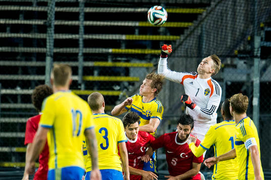 Sveriges målvakt Patrik Carlgren boxar bollen framför