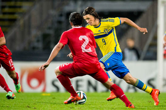 Sveriges Kristoffer Olsson driver upp bollen