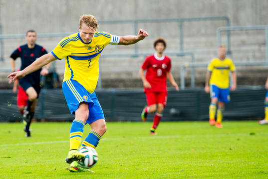 Sveriges Oscar Hiljemark skjuter ett skott som Kristoffer