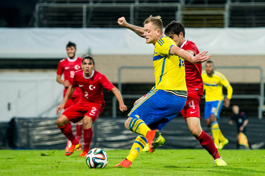 Sveriges John Guidetti laddar skott