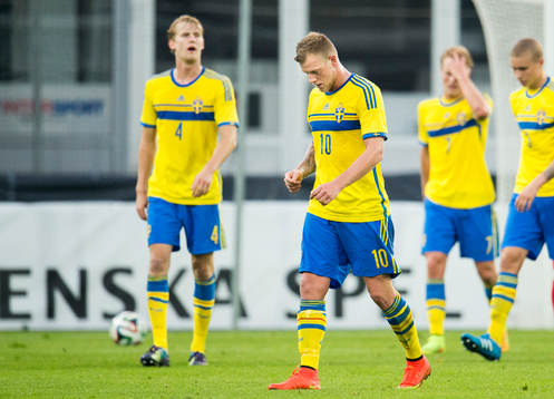 Sveriges John Guidetti (m) och Filip Helander (tv) deppar