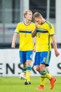 Sveriges John Guidetti (m) och Filip Helander (tv) deppar