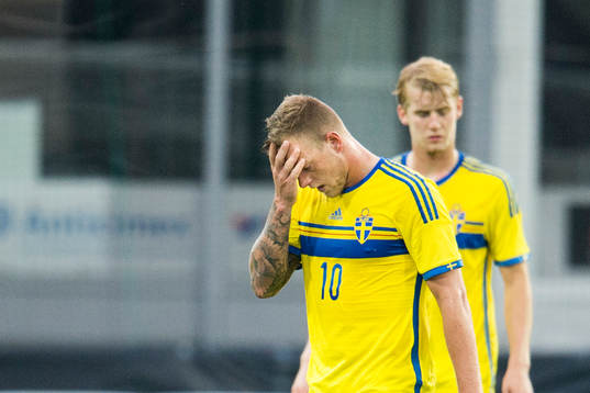 Sveriges John Guidetti (tv) och Filip Helander (th) deppar