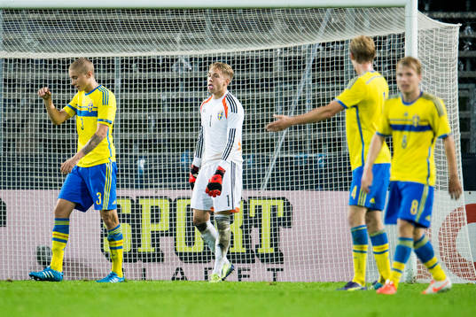 Sveriges Sebastian Holmén, målvakt Patrik Carlgren och