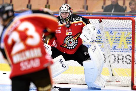 Luleås målvakt Daniel Larsson på uppvärmningen