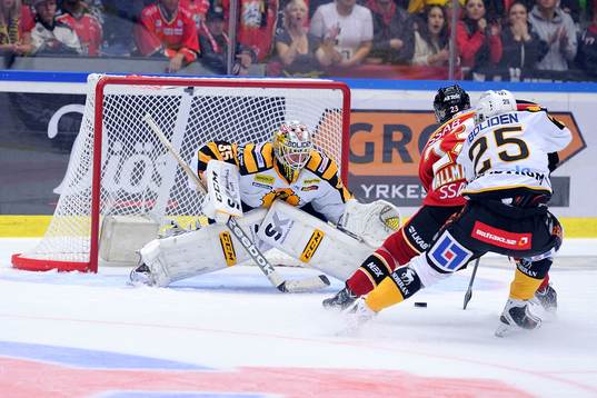 Luleås Lucas Wallmark kommer helt fri mot Skellefteås