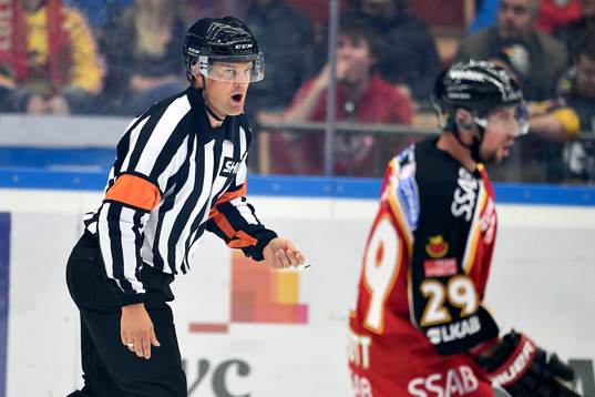 Domare Mikael Nord pratar med Luleås Chris Abbott
