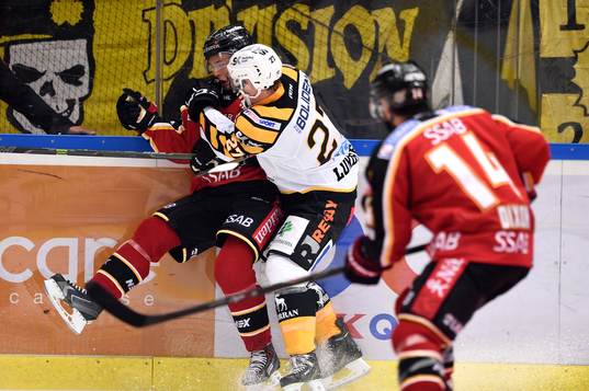Skellefteås Martin Lundberg tacklar Luleås Daniel Zaar