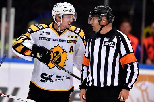 Skellefteås Martin Lundberg diskuterar med domare Sören