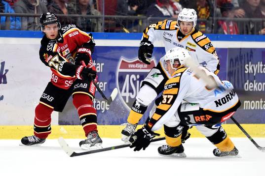Luleås Daniel Zaar är uppvaktad av Skellefteås John