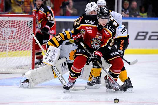 Luleås Lennart Petrell med pucken framför mål