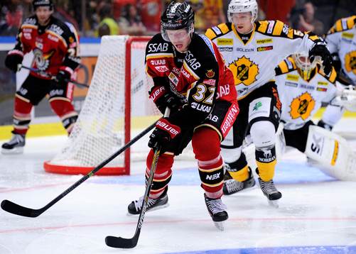 Luleås Lennart Petrell med pucken framför mål