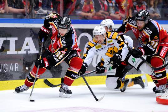 Luleås Niklas Fogström med pucken