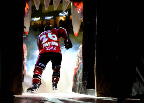 Luleås Niklas Fogström gör entre genom björngapet