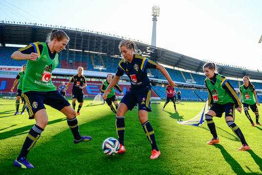Bläddra bland fler bilder av Fotboll, Sverige, Dam, Träning