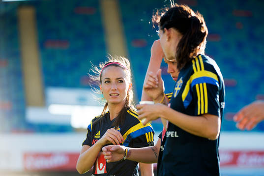 Kosovare Asllani och Caroline Seger och Lotta Schelin