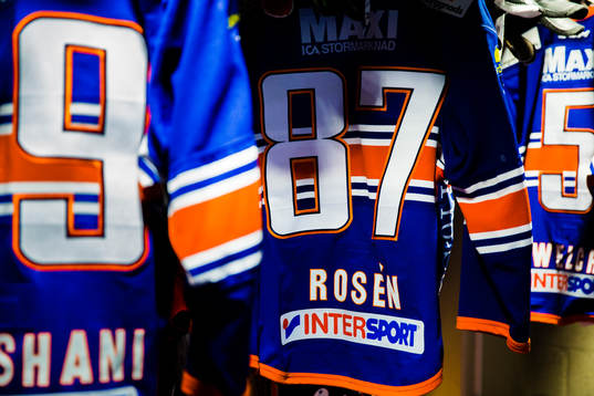 Växjös Robert Rosén matchtröja innan ishockeymatchen i