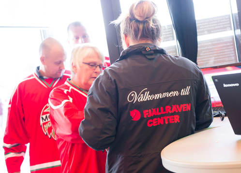 Insläpp till arenan innan ishockeymatchen i SHL mellan