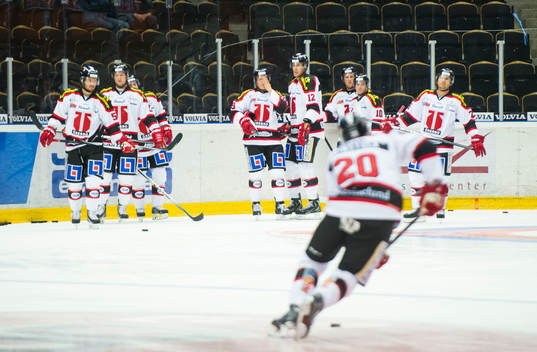 Örebro värmer upp innan Hockeymatchen i SHL mellan Modo