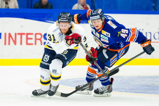 s Mattias Tedenby jagas av Växjös Rhett Rakhshani