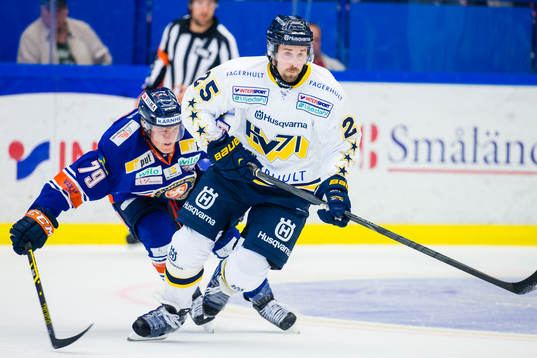 s Mattias Karlsson jagas av Växjös Patrik Lundh
