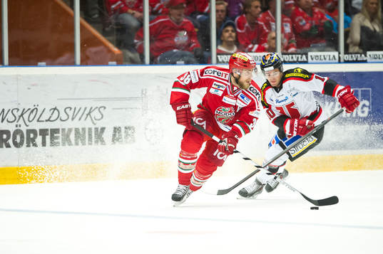 Modos Nichlas Torp kämpar mot Örebros Derek Ryan