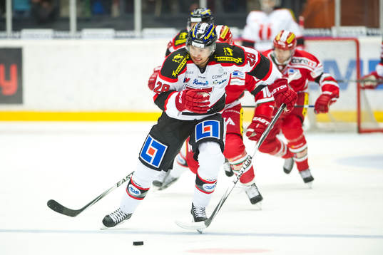 28 Örebros Tim Wallace