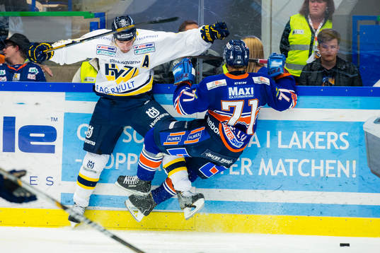 s Chris Campoli tacklar Växjös Tomi Kallio