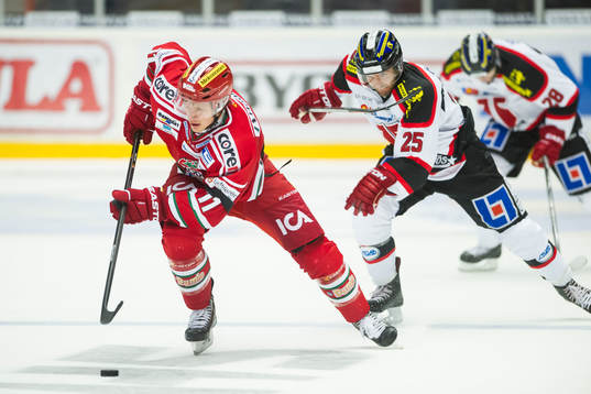 Modos Simon Önerud jagas av Örebros Martin Johansson