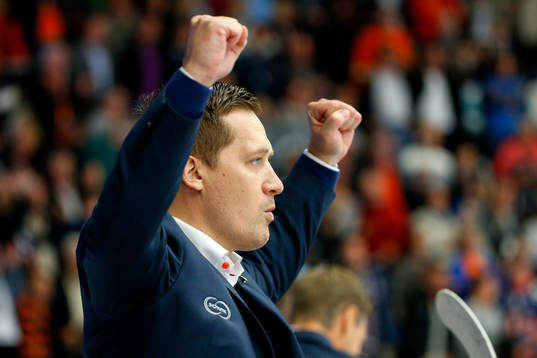 Växjös tränare Sam Hallam jublar