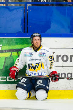 s Mattias Tedenby står på knä