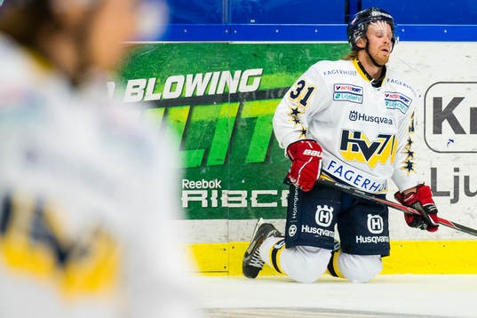 s Mattias Tedenby står på knä