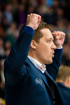 Växjös tränare Sam Hallam jublar