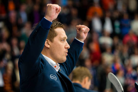 Växjös tränare Sam Hallam jublar