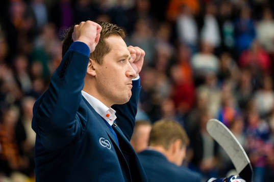 Växjös tränare Sam Hallam jublar