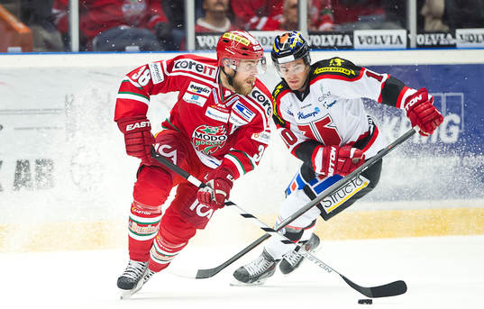 Modos Nichlas Torp kämpar mot Örebros Derek Ryan