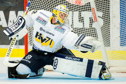 s målvakt Gustaf Wesslau räddar ett skott